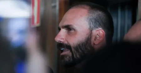 Mandato remoto pode garantir permanência de Eduardo Bolsonaro até 2026
