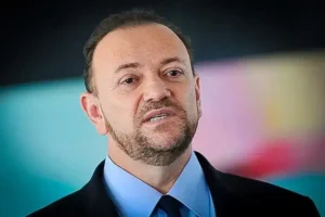 Novo presidente do PT se une a ministros derrotados no governo Lula