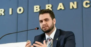 Quem falsificou o registro nos EUA para prender Filipe Martins?
