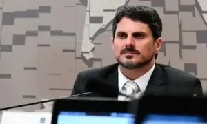 Senador Marcos do Val ignora STF e viaja aos EUA com passaporte diplomático
