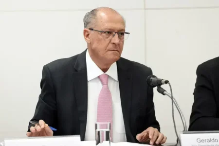 Alckmin anuncia igualação nas tarifas dos EUA para aço e alumínio