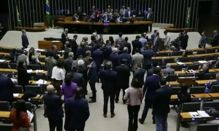Câmara aprova projeto para proteger crianças nas redes sociais