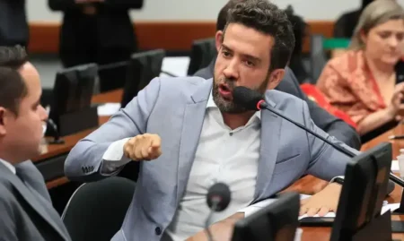 Conselho de Ética abre novo processo contra André Janones