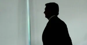 Defesa de Bolsonaro contesta prisão domiciliar imposta pelo STF
