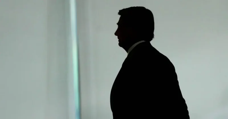 Defesa de Bolsonaro contesta prisão domiciliar imposta pelo STF