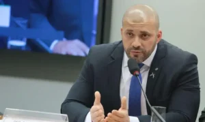 Defesa de Daniel Silveira questiona decisão de Moraes sobre saídas temporárias