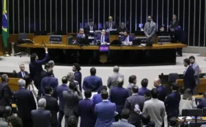 Deputados planejam votação sobre projeto de combate à adultização infantil