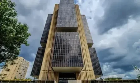 Economistas cortam projeção do PIB do Brasil em 2025