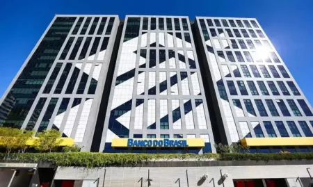 Ibovespa cai 2,10% refletindo crise política e tensão internacional