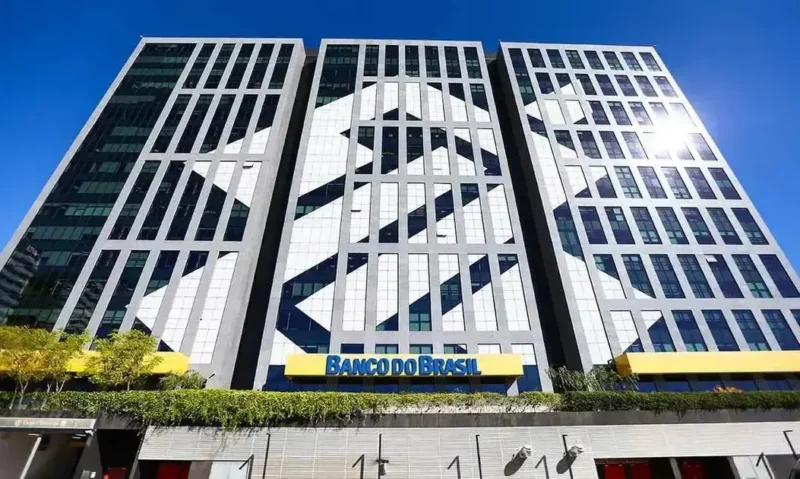 Ibovespa cai 2,10% refletindo crise política e tensão internacional