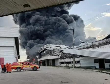 Incêndio em fábrica de Manaus mobiliza bombeiros por mais de 8 horas