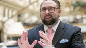 Jason Miller promete lutar até libertar Bolsonaro