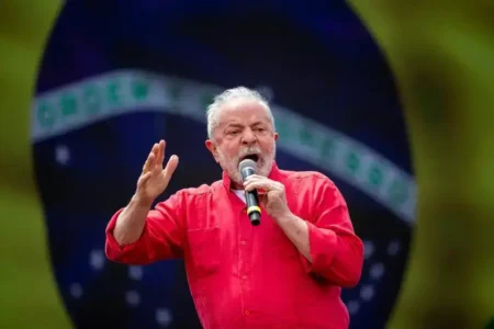 Lula planta uva e convida Trump a diálogo em meio a tensões comerciais
