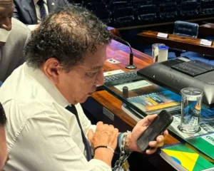 Magno Malta se acorrenta e pressiona Ciro Nogueira pelo impeachment de Moraes