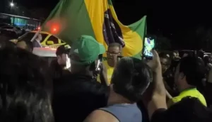 Manifestantes fazem buzinaço em Brasília contra prisão de Bolsonaro