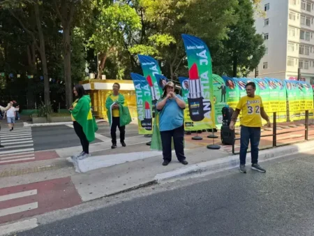 Manifestantes tomam a Avenida Paulista contra Lula e Moraes