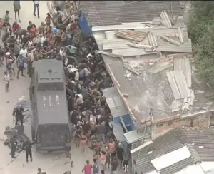 Moradores saqueiam caminhão diante de blindado da PM na Pedreira
