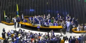 Oposição desocupa plenário e sessão na Câmara retoma após impasse