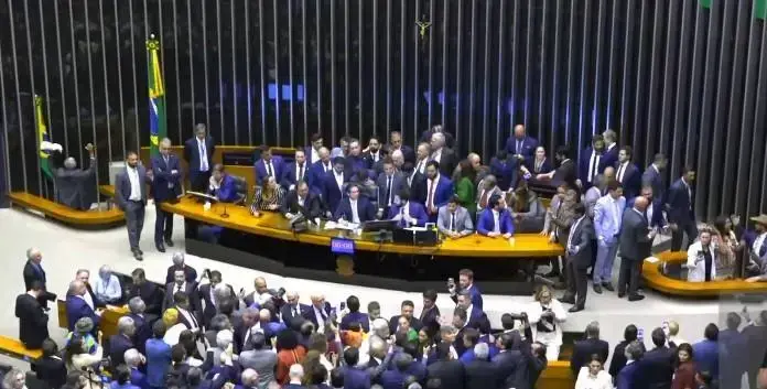 Oposição desocupa plenário e sessão na Câmara retoma após impasse