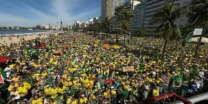 Povo se reúne em Copacabana por anistia e críticas ao governo Lula