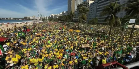 Povo se reúne em Copacabana por anistia e críticas ao governo Lula