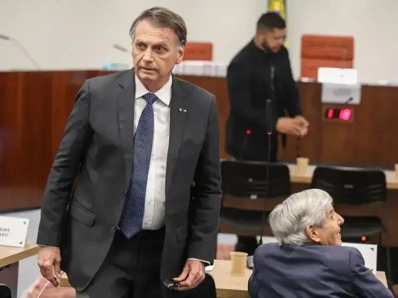 Relatório da PF aponta tensões e indiciamentos na família Bolsonaro