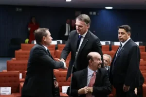 Restrição rígida de Moraes limita Bolsonaro durante prisão domiciliar