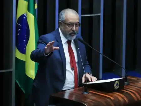 Senador pagou R$ 74,5 mil a blogueiro acusado contra Moraes