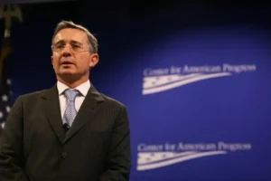 Tribunal suspende prisão domiciliar de Álvaro Uribe na Colômbia