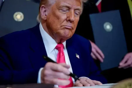 Trump e EUA criticam prisão domiciliar de Bolsonaro no Brasil