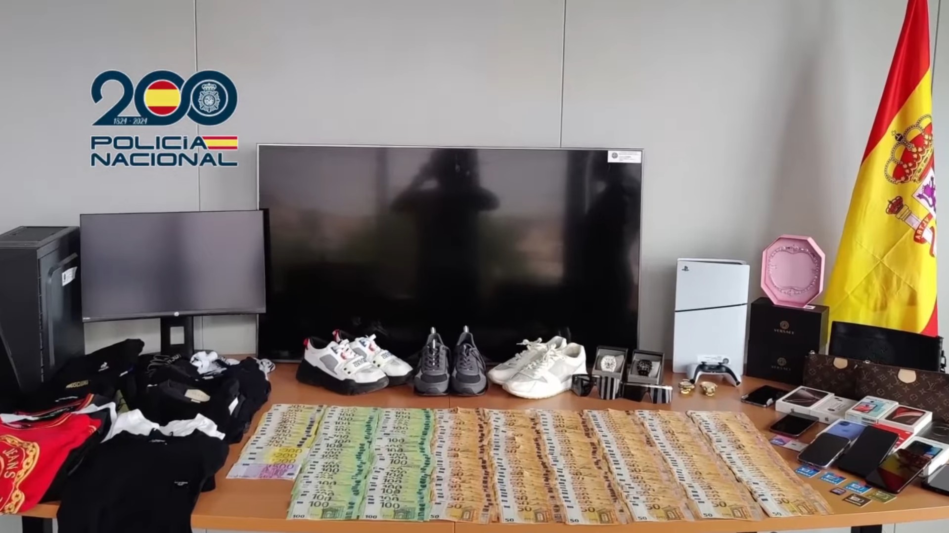Espanha prende 11 pessoas por esquema sofisticado de phishing Noticias No BR 1 Bens apreendidos pela Polícia Nacional da Espanha de criminosos que aplicavam um esquema sofisticado de phishing. Fonte: Reprodução.