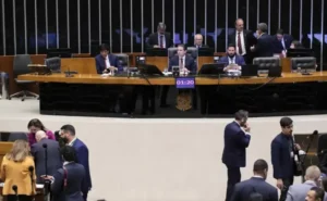 Câmara aprova voto secreto na PEC das Prerrogativas