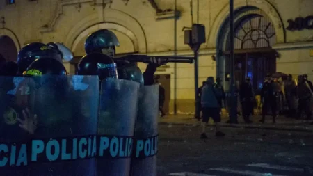 Confrontos violentos marcam protesto de jovens no Peru
