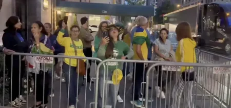 Lula é vaiado por brasileiros em chegada a Nova York