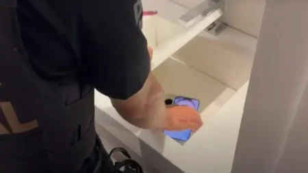 Secretário do Maranhão esconde celular durante operação da PF