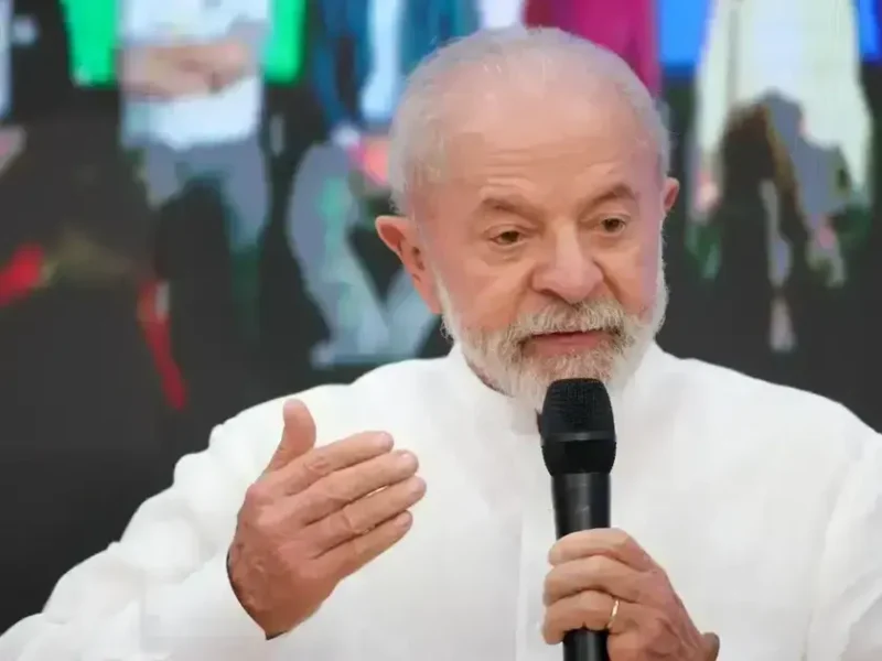 Aprovação de Lula alcança maior índice em 2025, mas mantém desaprovação alta