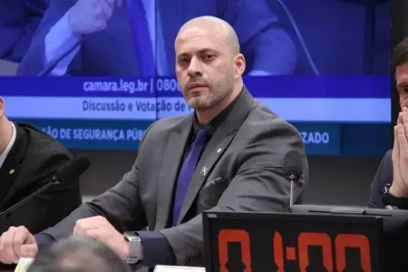 Defesa de Daniel Silveira contesta tornozeleira e censura a redes sociais