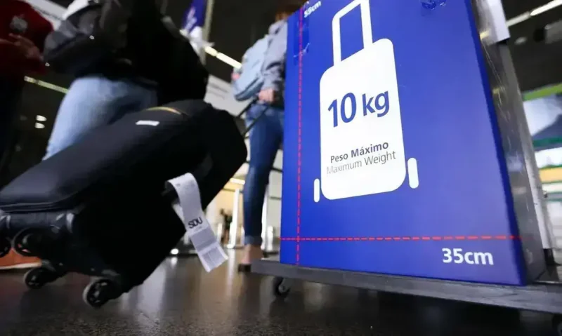 Deputado propõe proibido cobrança por bagagem de mão em voos