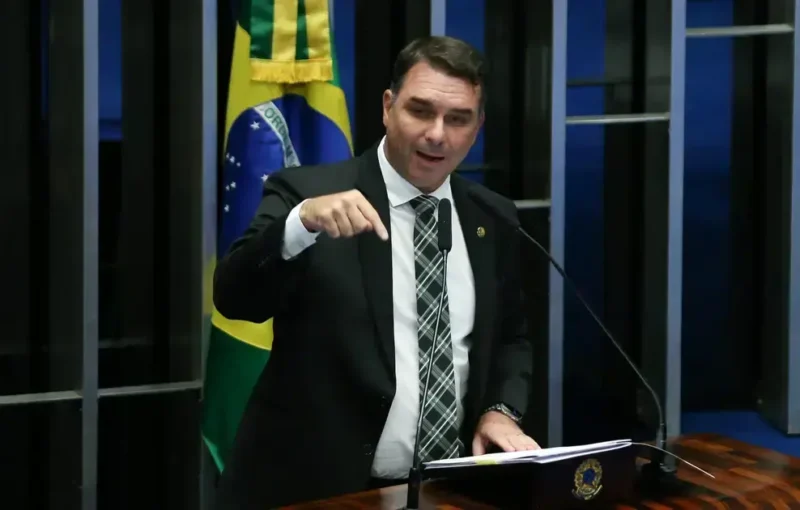 Flávio Bolsonaro explica divergências sobre anistia do 8 de janeiro