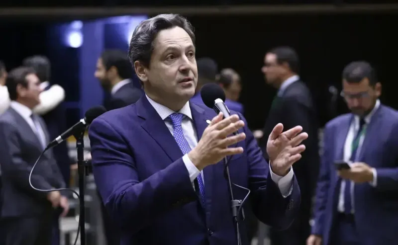 Luiz Philippe exige explicações sobre decreto do MEC para ensino especial Luiz Philippe exige explicações sobre decreto do MEC para ensino especial