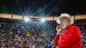 Lula defende soberania e anuncia apoio a cursinhos populares
