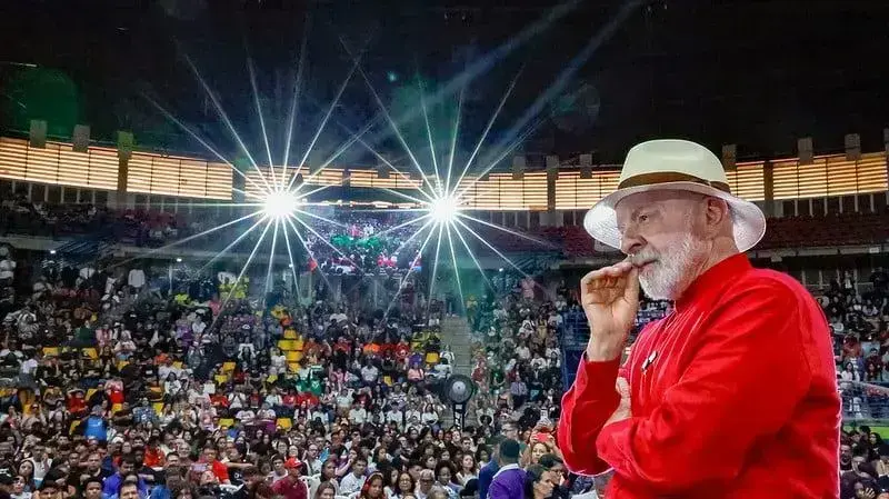Lula defende soberania e anuncia apoio a cursinhos populares