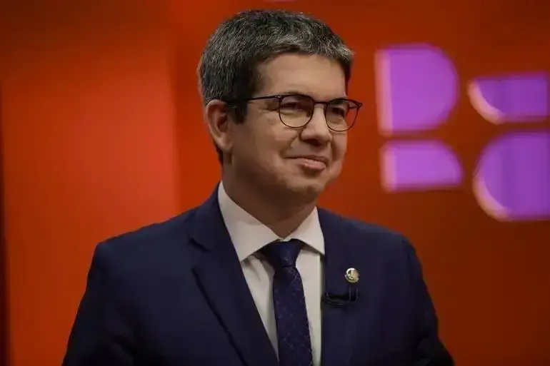 Lula inicia escolha do sucessor de Barroso no STF, diz Randolfe
