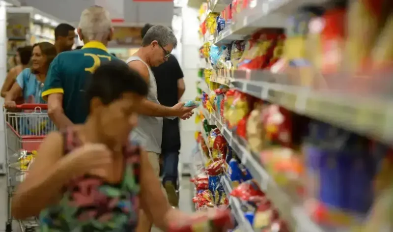 Mais de 80% dos brasileiros optam por marcas mais baratas no supermercado