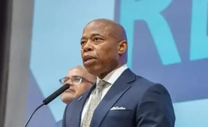 Prefeito Adams apoia Cuomo contra democrata radical em Nova York