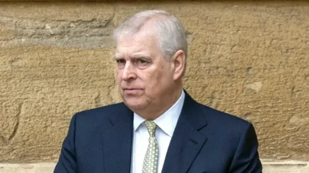 Príncipe Andrew renuncia a todos os seus títulos reais