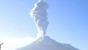 Vulcão Lewotobi entra em erupção e provoca evacuação na Indonésia