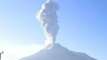 Vulcão Lewotobi entra em erupção e provoca evacuação na Indonésia