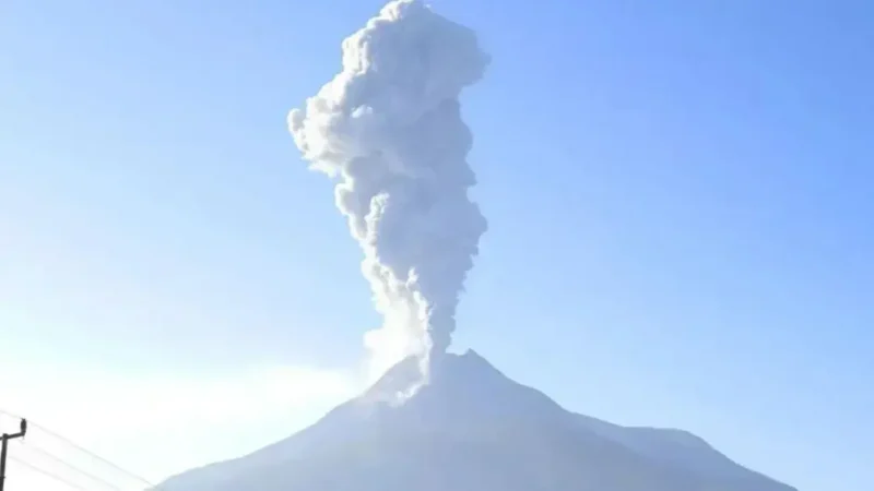 Vulcão Lewotobi entra em erupção e provoca evacuação na Indonésia