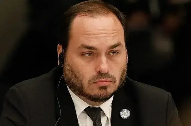 Carlos Bolsonaro cita doenças de Jair e critica decisão do STF